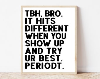 Op de afbeelding: Zwart-witte motiverende quote poster met de tekst "TBH, BRO. IT HITS DIFFERENT WHEN YOU SHOW UP AND TRY UR BEST. PERIODT."