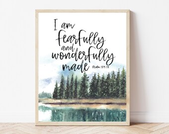 Puede incluir: Una pintura de acuarela de una escena de bosque con un lago en primer plano. El texto "Soy hecho de manera formidable y maravillosa Salmo 139:14" está escrito en caligrafía negra sobre un fondo blanco.