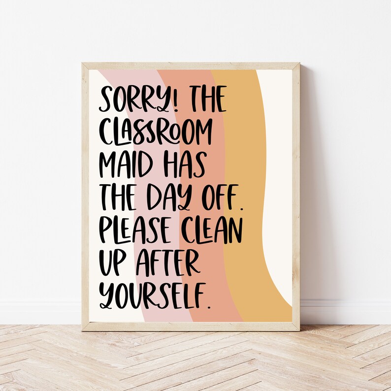 Peut inclure: Une impression encadr&eacute;e avec un fond abstrait p&ecirc;che, rose et jaune. Le texte dit "SORRY! THE CLASSROOM MAID HAS THE DAY OFF. PLEASE CLEAN UP AFTER YOURSELF."