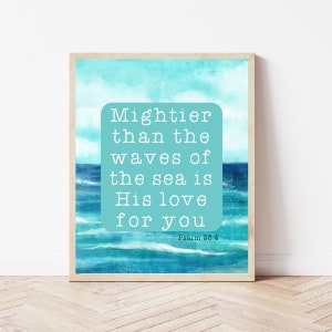 Könnte beinhalten: Ein Aquarellbild von Meereswellen mit einem Zitat in einem türkisfarbenen Kasten, das lautet: "Mächtiger als die Wellen des Meeres ist seine Liebe zu dir." Das Zitat wird Psalm 93,4 zugeschrieben.