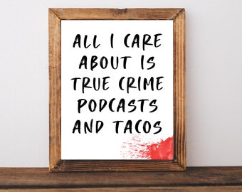 Könnte beinhalten: Ein gerahmter Druck mit weißem Hintergrund und schwarzem Text, der "All I care about is true crime podcasts and tacos" lautet. Im unteren rechten Eck des Drucks befindet sich ein roter Spritzer.