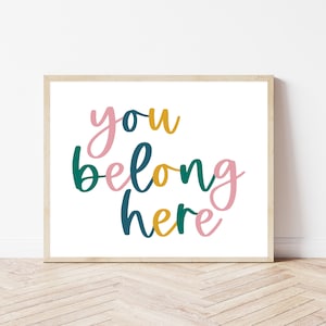 Impresiones de aula boho, carteles de escuela secundaria, regalos para maestros de primaria, usted pertenece aquí, decoración de pared imprimible en el aula, idea de tablón de anuncios