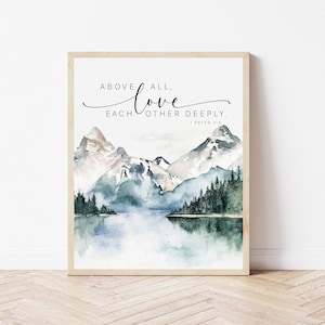 Puede incluir: Una pintura de acuarela de una cordillera con un lago en primer plano. El texto "ABOVE ALL, love EACH OTHER DEEPLY. 1 PETER 4:8" está impreso en la imagen.