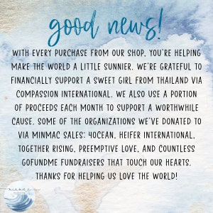 Puede incluir: Un fondo de acuarela azul y blanco con el texto "good news!" en negro. El texto que aparece a continuaci&oacute;n explica que con cada compra en la tienda, el comprador est&aacute; ayudando a hacer el mundo un poco m&aacute;s soleado. La tienda apoya a una dulce ni&ntilde;a de Tailandia a trav&eacute;s de Compassion International y utiliza una parte de las ganancias cada mes para apoyar una causa digna. Algunas de las organizaciones a las que la tienda ha donado incluyen 4Ocean, Heifer International, Together Rising, Preemptive Love y innumerables recaudaciones de fondos de GoFundMe. El texto termina con "&iexcl;Gracias por ayudarnos a amar el mundo!" y un logotipo para "minmac marketing" con una ola estilizada.