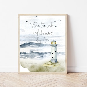Può includere: Un dipinto ad acquerello di un faro su una costa rocciosa con un cielo blu e nuvole bianche. Il testo "Even the winds and the waves obey Him" è scritto in corsivo nero. Il testo "Matthew 8:27" è scritto in nero sotto la citazione.