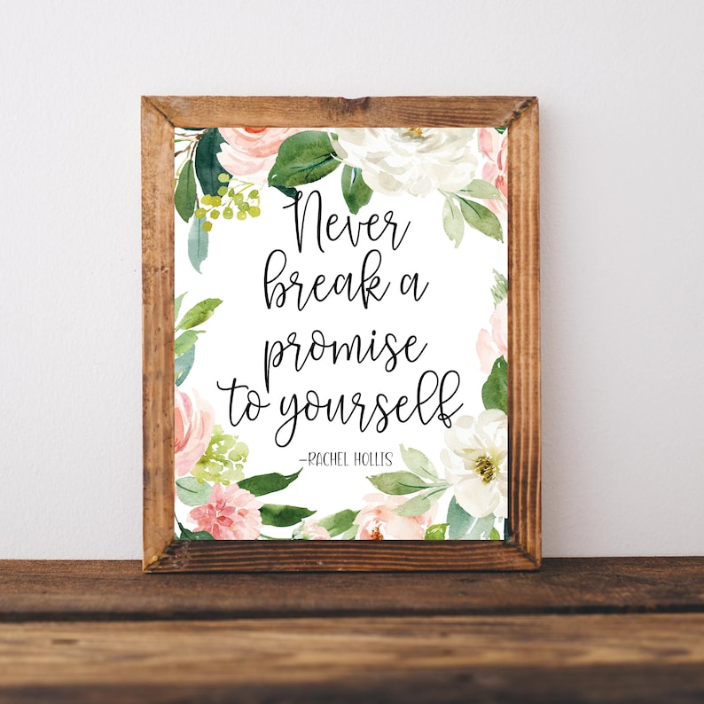 Op de afbeelding: Een ingelijst print met een witte achtergrond en een bloemenontwerp in roze en groene tinten. De quote "Never break a promise to yourself - Rachel Hollis" is gedrukt in zwarte tekst.