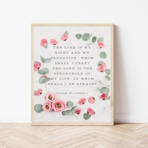 Könnte beinhalten: Ein druckbares Wandbild mit einem Blumenarrangement aus rosa Rosen und Eukalyptusblättern auf weißem Hintergrund. Der Text lautet "Der Herr ist mein Licht und mein Heil - vor wem sollte ich mich fürchten? Der Herr ist die Feste meines Lebens - vor wem sollte ich mich fürchten? Psalm 27, Vers 1."