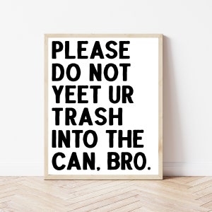 以下が含まれることがあります： 白い背景に黒い太字で「PLEASE DO NOT YEET UR TRASH INTO THE CAN, BRO.」と書かれた額装されたプリントです。