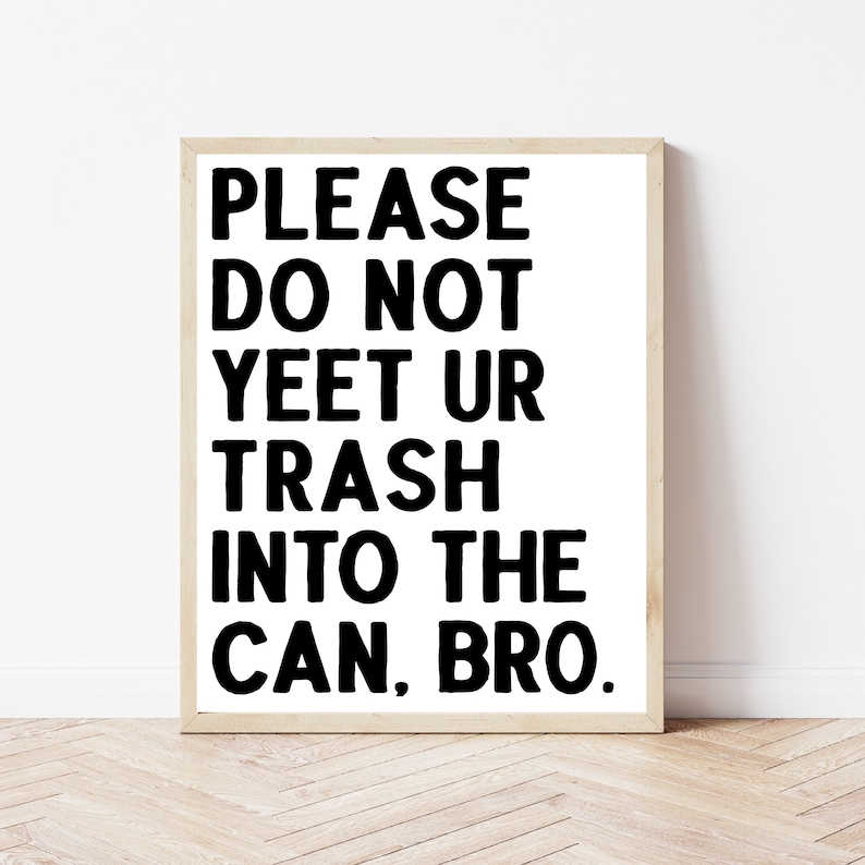 以下が含まれることがあります： 白い背景に黒い太字で「PLEASE DO NOT YEET UR TRASH INTO THE CAN, BRO.」と書かれた額装されたプリントです。