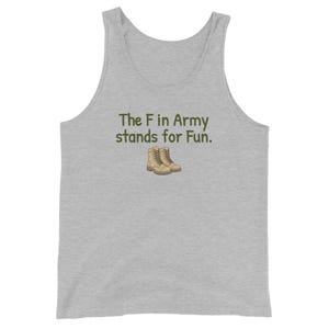 Peut inclure: Un débardeur gris clair sans manches avec le texte vert olive foncé « The F in Army stands for Fun. » centré au-dessus d'une petite illustration d'une paire de bottes militaires à lacets couleur beige avec des lacets et semelles marron.