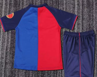 Vintage Barcelona-thuisshirtset voor kinderen uit de periode 1899-1999, speciaal ontworpen als kerstcadeau voor fans.