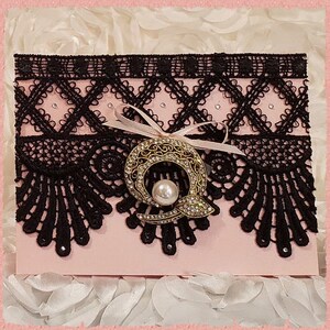 Notizkarte & Geschenk Brosche alles in einem, Rosa Karte mit schwarzer Borte