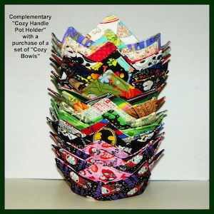 Peut inclure: Une pile de maniques en tissu colorées en forme de couronne. Les maniques sont faites de différents tissus avec divers motifs, y compris des fleurs, des motifs géométriques et des personnages de dessins animés. Le texte "Complementary "Cozy Handle Pot Holder" with a purchase of a set of "Cozy Bowls" est visible sur l'image.