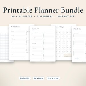 Op de afbeelding: Een printbare plannerbundel met vijf witte pagina's met zwarte tekst, waaronder een gewoonte-tracker, weekplanner, boodschappenlijst, weekuitdaging en dagelijkse takenlijst. De tekst luidt Printable Planner Bundle, A4 + US Letter, 5 Planners, Instant PDF, Minimal ink, A4 + Letter en Print at home.
