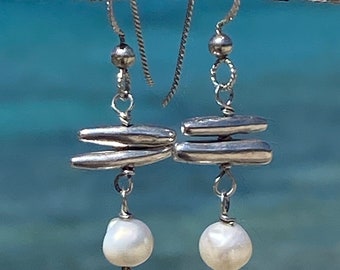 Sterling silver earring with freshwater pearl