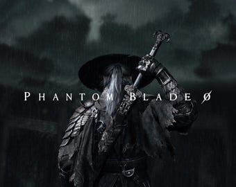 Può includere: Un poster scuro e suggestivo che mostra un guerriero visto da dietro, con un cappello a tesa larga e un'armatura a strati, che tiene una spada sulla spalla. Il testo PHANTOM BLADE Ø è centrato in bianco, con il logo FunOrbit in alto a sinistra.