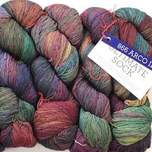 866 'Arco Iris' Hilo de lana merino superfino superwash para calcetines Ultimate Sock, moteado, de malabrigo.