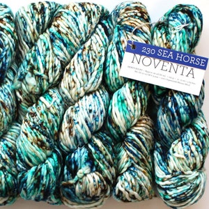 230 'Caballito de mar' Noventa Malabrigo Hilo de lana merino superfino superwash de peso grueso y voluminoso, color verde azulado moteado azul turquesa