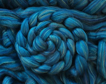 Corriedale Wool 'Peacock' Combed Top Roving Dyed Wool Spinning Fiber Fibre batt blue