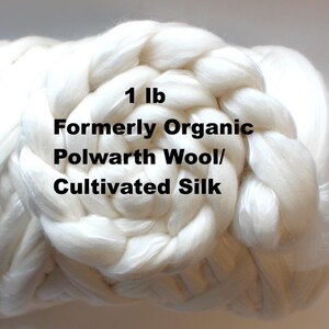 Könnte beinhalten: Ein weißer, 1 lb Beutel aus früherer Bio-Polwarth-Wolle und kultivierter Seide.