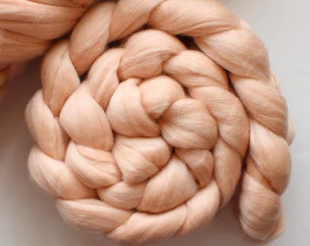 Lana merino superfina 'Hollyhock' color piel, peinada, mecha, fibra de hilado teñida, color melocotón.