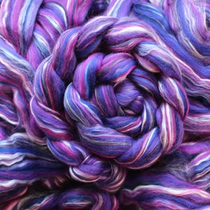 Dessus de laine mélangée « Electro Lights » soie de mûrier mérinos peignée, fil de laine teint en mèche violet