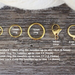 K&ouml;nnte beinhalten: Goldfarbene Schmuck-Findings, darunter 10 mm, 12 mm und 16 mm Sprungringe, ein Karabinerverschluss und ein B&uuml;gelverschluss. Ein Standard-Ring mit 10 mm Durchmesser passt f&uuml;r Nadeln bis Gr&ouml;&szlig;e 10,5 (6,5 mm), ein Ring mit 12 mm Durchmesser passt f&uuml;r Nadeln bis Gr&ouml;&szlig;e 13 (9 mm), ein Ring mit 16 mm Durchmesser passt f&uuml;r Nadeln bis Gr&ouml;&szlig;e 17 (12,75 mm) und ein B&uuml;gelverschluss passt f&uuml;r Nadeln bis Gr&ouml;&szlig;e 11 (8 mm).
