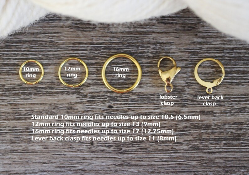 以下が含まれることがあります： 金色のジュエリー金具、10mm、12mm、16mmのジャンプリング、ロブスタークラスプ、レバーバッククラスプが含まれています。  標準の10mmリングは、サイズ10.5（6.5mm）までの針に適合します。12mmリングは、サイズ13（9mm）までの針に適合します。16mmリングは、サイズ17（12.75mm）までの針に適合します。レバーバッククラスプは、サイズ11（8mm）までの針に適合します。