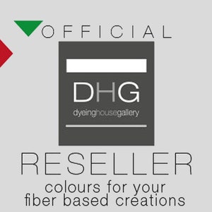 Puede incluir: Logotipo de revendedor oficial para Dyeing House Gallery, una empresa que vende colores para creaciones a base de fibra. El logotipo es un rect&aacute;ngulo negro con el texto "DHG dyeinghousegallery" y las letras "DHG" en blanco.