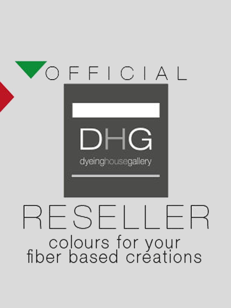 Puede incluir: Logotipo de revendedor oficial para Dyeing House Gallery, una empresa que vende colores para creaciones a base de fibra. El logotipo es un rect&aacute;ngulo negro con el texto "DHG dyeinghousegallery" y las letras "DHG" en blanco.