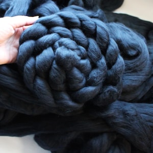 Black Merino Wool &#39;Raven&#39; Combed Top 23 micron Roving Dyed Wool Spinning Fiber
