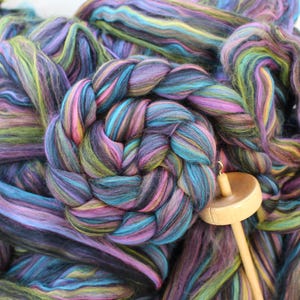 Superfine Merino Wool &#39;Neon 80s&#39; Blend Combed Top Roving Dyed Wool Spinning Fiber Black Rainbow