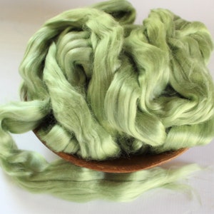 Fibra de celulosa de bambú teñido y peinado de la parte superior de la planta que se hila verde imagen 2