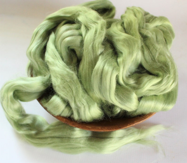Fibra de celulosa de bambú teñido y peinado de la parte superior de la planta que se hila verde imagen 2