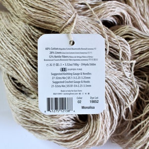 K&ouml;nnte beinhalten: Ein Etikett f&uuml;r eine Garnrolle mit folgenden Informationen: 60% Baumwolle, 28% Leinen, 12% Brennnesselfasern, 3.52oz/100g, 394yds/360m, Super Fein, Empfohlene Strickst&auml;rke & Nadeln 27-32 Maschen/4 Zoll | US 1-3-2.25-3.25mm, Empfohlene H&auml;kelst&auml;rke & H&auml;kelnadeln 21-32 Maschen/4 Zoll | US B1-E4-2.25-3.5mm, Hergestellt in Italien f&uuml;r Euro Yarns, RN#119997-knittingfever.com, Farbe 02, Farbstoff-Los 19852, Monalisa.