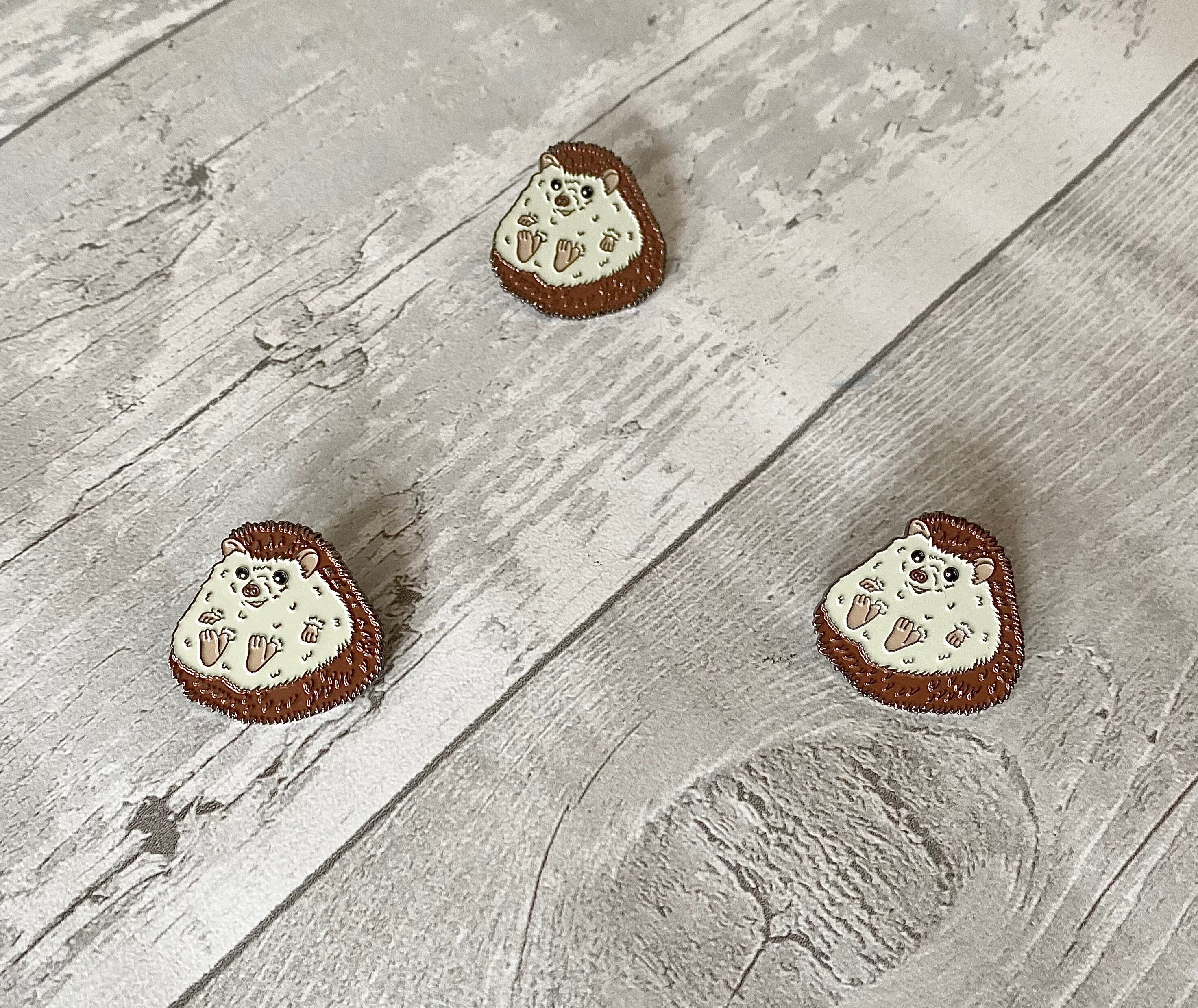 ハリネズミのピンバッジ - Etsy 日本