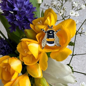 Bumble Bee pin badge