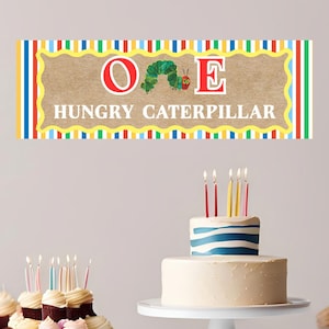 Op de afbeelding: Een rechthoekige digitale banner met de tekst EDIT ON CANVA, DOWNLOAD TO YOUR PHONE OR COMPUTER, PRINT AT WALGREENS OR CVS, en de woorden ONE HUNGRY CATERPILLAR met een groene rupsillustratie die de letter N vervangt.
