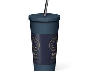 Könnte beinhalten: Ein dunkelblauer Becher mit passendem Deckel und einem silbernen Strohhalm. Die Vorderseite zeigt zwei goldfarbene Hexagramme in Kreisen, mit dem Text "Solve et Coagula" in goldener Serifenschrift unter jedem Symbol auf einem dunklen Feld.