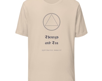 Könnte beinhalten: Ein beiges Kurzarm-T-Shirt mit einer dunkelblauen Grafik eines Dreiecks in einem Kreis. Unter der Grafik steht der Text "Theurgy and Tea" in einer gotischen Schrift, gefolgt von dem kleineren Text "QUIET PRACTICE - WARM CUP".
