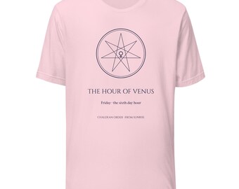 Könnte beinhalten: Ein hellrosa Kurzarm-T-Shirt mit einem dunkelblauen siebenstrahligen Stern in einem Kreis und einem Venus-Symbol in der Mitte. Unter der Grafik steht der Text: THE HOUR OF VENUS, Friday - the sixth day hour, CHALDEAN ORDER - FROM SUNRISE.