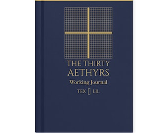 Könnte beinhalten: Ein dunkelblaues Notizbuch mit festem Einband und einem goldfarbenen Gitterdesign auf der Vorderseite. Der Text lautet THE THIRTY AETHYRS Working Journal TEX LIL in goldener Schrift. Das Notizbuch hat einen einfarbigen Buchrücken.