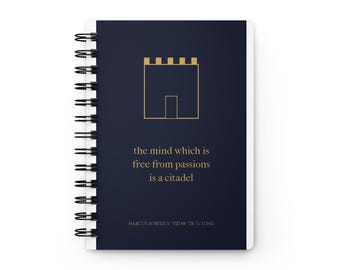 Könnte beinhalten: Ein dunkelblaues Spiralnotizbuch mit einem goldenen Linien-Symbol einer Zitadelle. Der Text lautet: the mind which is free from passions is a citadel. Darunter steht: MARCUS AURELIUS VIII.48 TR. G. LONG.