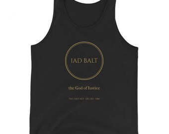 Könnte beinhalten: Ein schwarzes Tanktop mit einem goldfarbenen kreisförmigen Emblem, das den Text IAD BALT enthält. Unter dem Kreis steht der Text the God of Iustice, gefolgt von dem kleineren Text THE FIRST KEY · DR. DEE · 1584 in goldener Schrift.