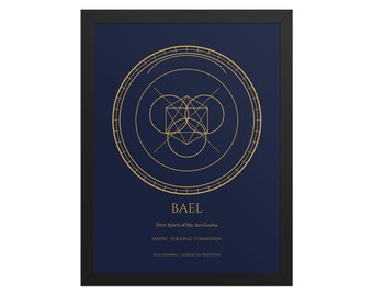 Könnte beinhalten: Ein gerahmter Druck auf dunkelblauem Hintergrund mit einem goldenen geometrischen kreisförmigen Emblem. Der Text lautet BAEL, First Spirit of the Ars Goetia, SAMPLE PERSONAL COMMISSION und SIGIL AND WING LEMEGETON TRADITION in goldener Schrift.
