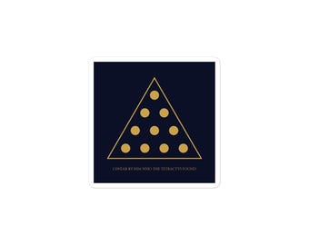 Könnte beinhalten: Ein quadratischer Aufkleber mit dunkelblauem Hintergrund, der eine goldene Umrandung eines Dreiecks mit zehn goldenen Punkten in vier Reihen zeigt. Unter dem Dreieck steht der Text: I SWEAR BY HIM WHO THE TETRACTYS FOUND.