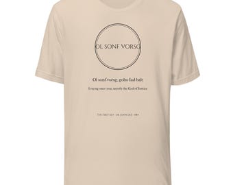 Könnte beinhalten: Ein beiges Kurzarm-T-Shirt mit einer schwarzen kreisförmigen Grafik, die den Text OL SONF VORSG enthält. Unter dem Kreis steht der Text: Ol sonf vorsg, goho Iad balt, I rayng ouer you, sayeth the God of Iustice, THE FIRST KEY - DR. JOHN DEE - 1584.