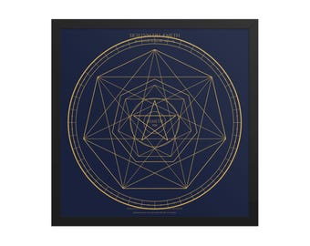 Könnte beinhalten: Ein quadratisches Wandbild mit schwarzem Rahmen auf dunkelblauem Hintergrund mit goldenem geometrischem Design. Die Mitte zeigt einen Stern in einem Kreis, umgeben von komplexen sich kreuzenden Linien und dem Text SIGILLVM DEI EMETH.