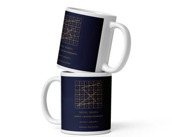 Könnte beinhalten: Zwei weiß gestapelte Keramiktassen mit dunkelblauem Hintergrund, einem goldenen Zahlengitter, einem geometrischen Linienmuster und dem Text NATAL KAMEA, SAMPLE-CUSTOM COMMISSION, Sun square-Agrippa H.22 sowie Abraxas-Holy Guardian.