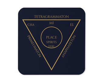 Könnte beinhalten: Ein quadratischer, dunkelblauer Untersetzer mit einem goldenen Dreiecks- und Kreisdesign. Der Text lautet TETRAGRAMMATON, CHA MI EL, PRIMEUMATON, ANAPHAXETON und PLACE SPIRITS HERE. Das Design ist auf dem dunkelblauen Hintergrund zentriert.